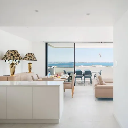 The Deluxe Sapphire Apartment *