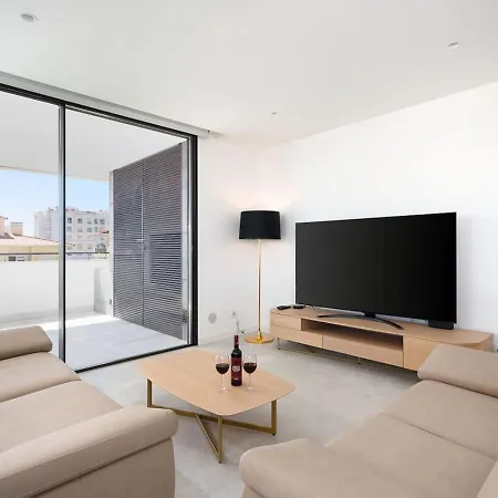 The Deluxe Sapphire *