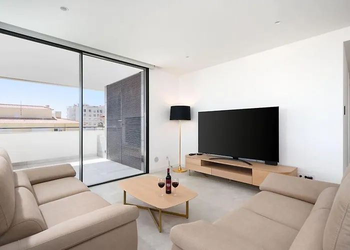 The Deluxe Sapphire *