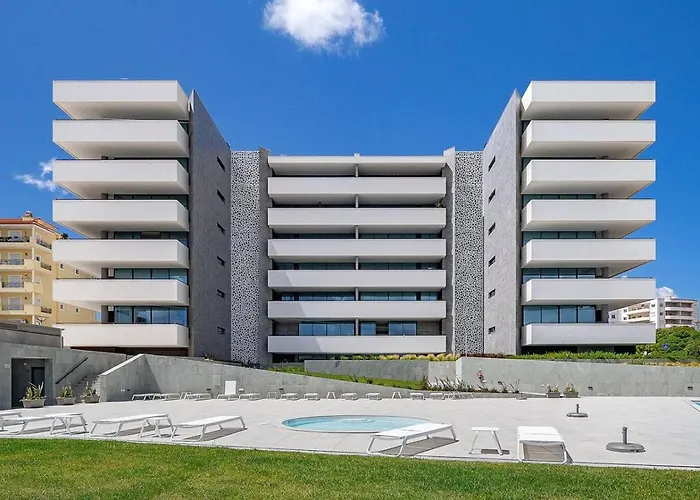 The Deluxe Sapphire ラゴス