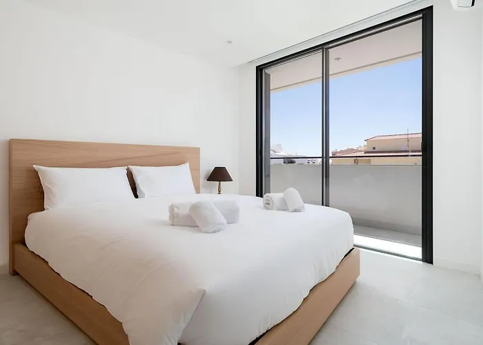 The Deluxe Sapphire *