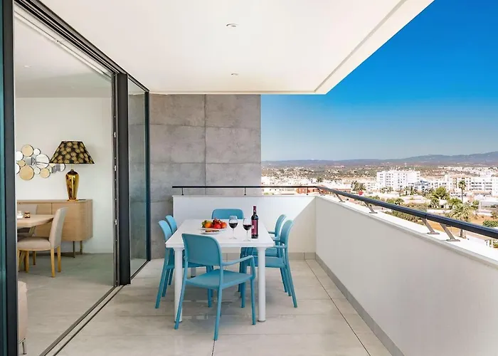 The Deluxe Sapphire *