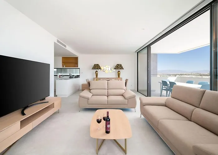 The Deluxe Sapphire * ラゴス